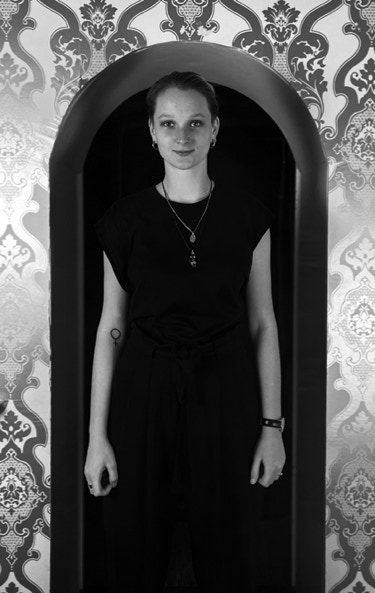 Crewmitglied Luna Pirate Haircut Friseurin